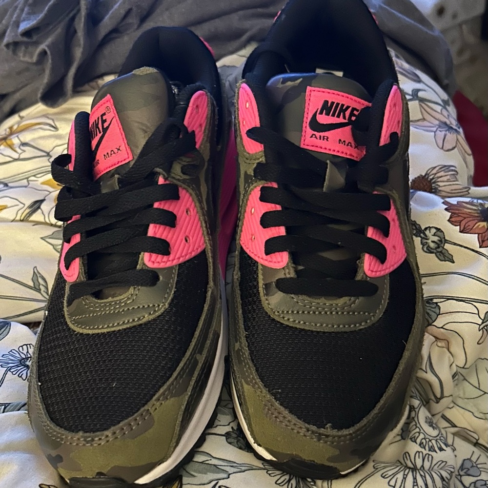 Nike Women's Sneakers - Black, Pink, and Green - Picture 3 of 4